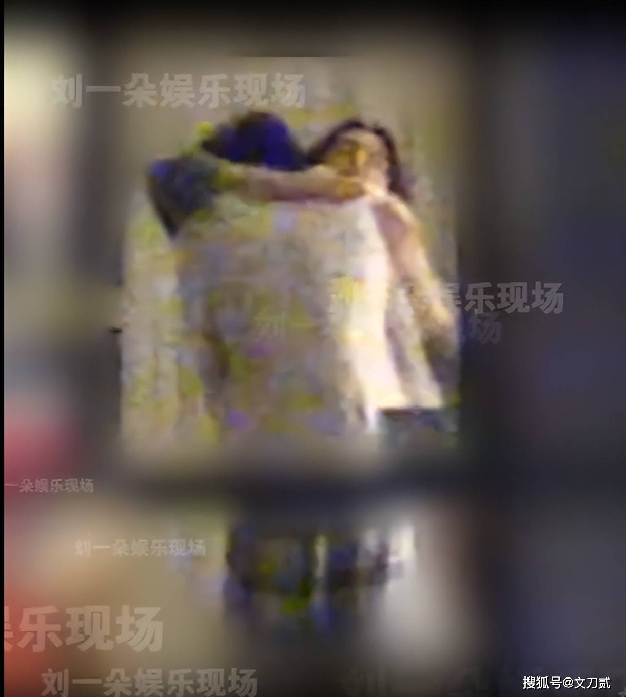 女顶流卧室拥吻男友被拍身份成谜