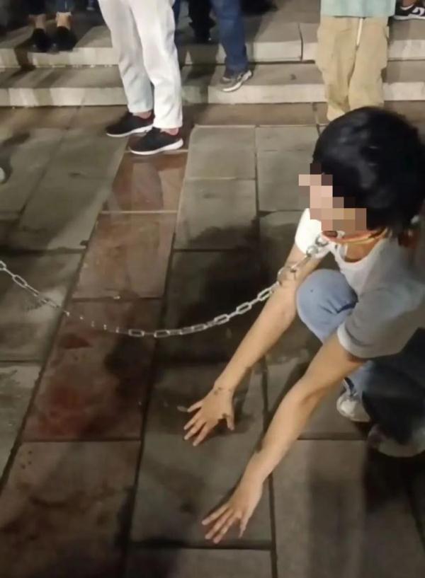 低俗直播整治：山西网红PK惩罚遛狗泼墨被罚