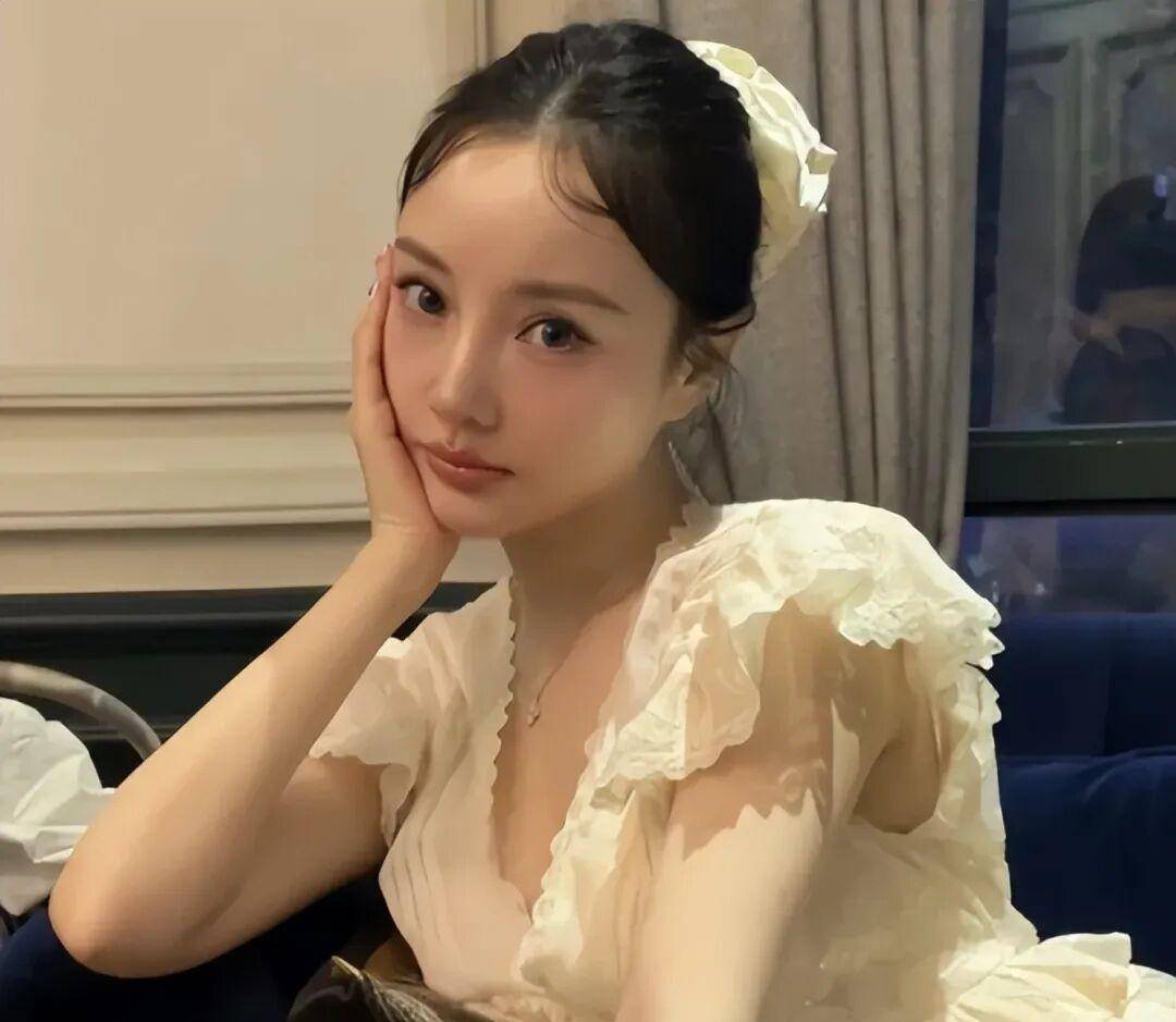 李小璐事件:事业婚姻破碎,女儿甜馨承受最重代价