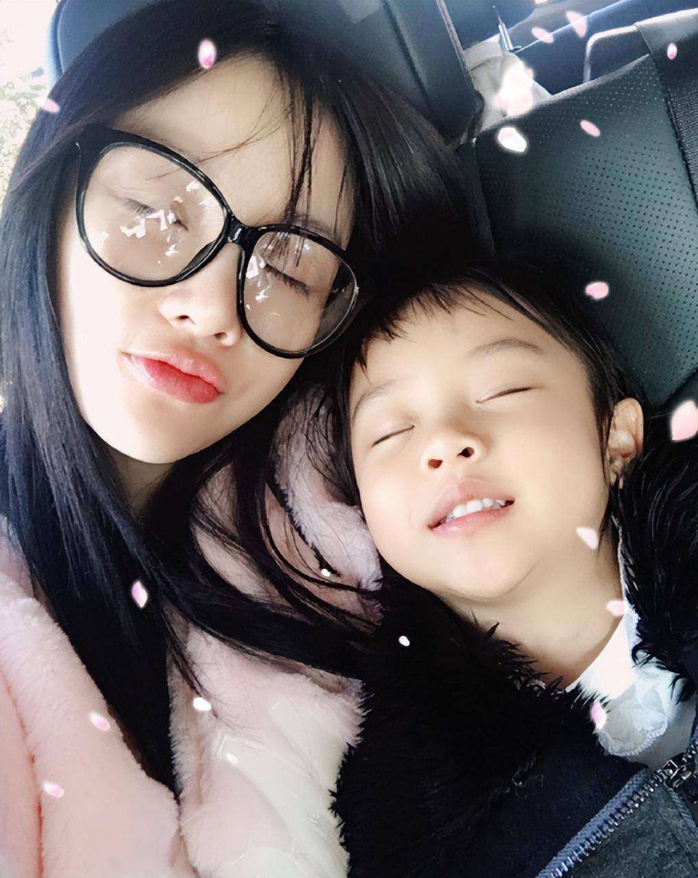李小璐素颜带娃逛超市：从影后到平凡母亲的转变