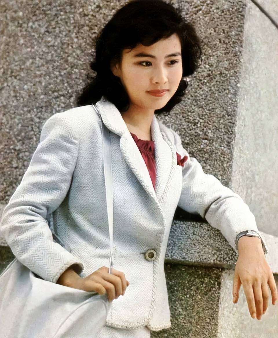4女星婚姻悲剧：出轨反咬含恨终