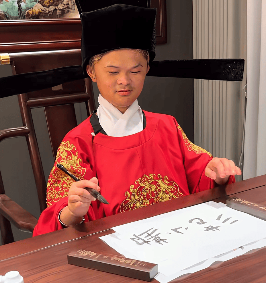 小马云18岁当爸引争议:是爱情还是流量剧本?