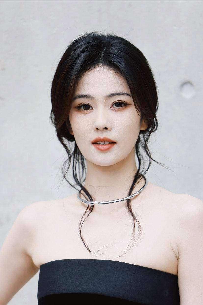 白鹿人设翻车被指又当又立，真性情还是低情商？