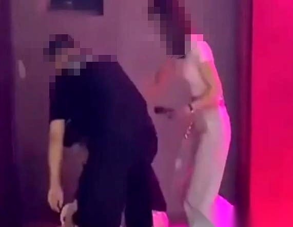 去趟洗手间出来，老婆在舞池跟”帅哥”搂一起，飞踹后傻眼了