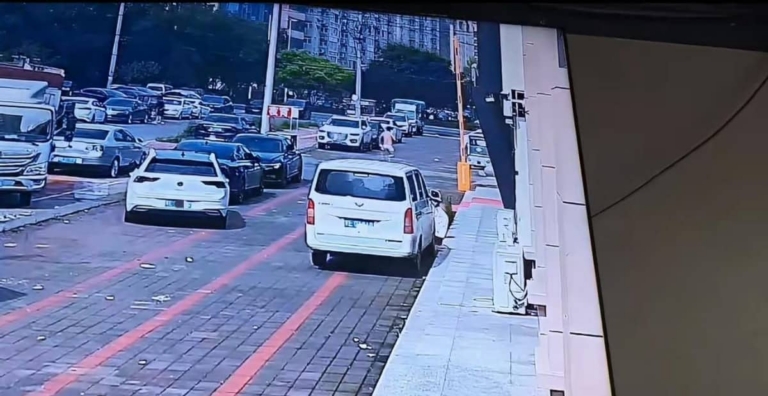 货车司机提前回家撞见不堪一幕，男子穿裤衩跳窗逃跑