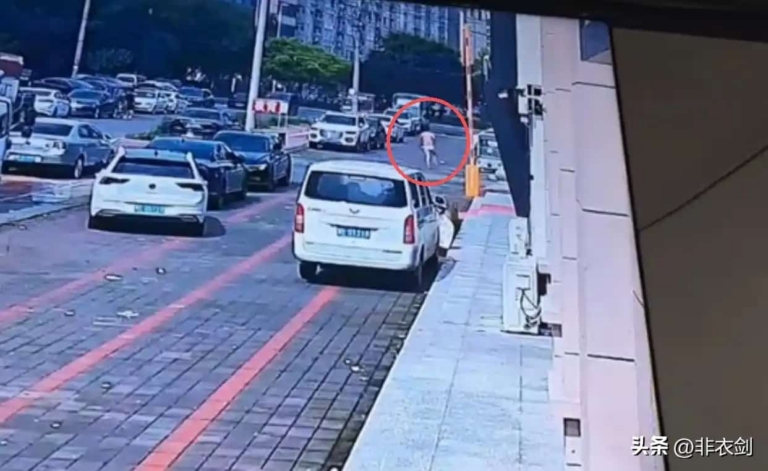 跑长途的丈夫突然回家，二楼窗户跳下个穿短裤的男人